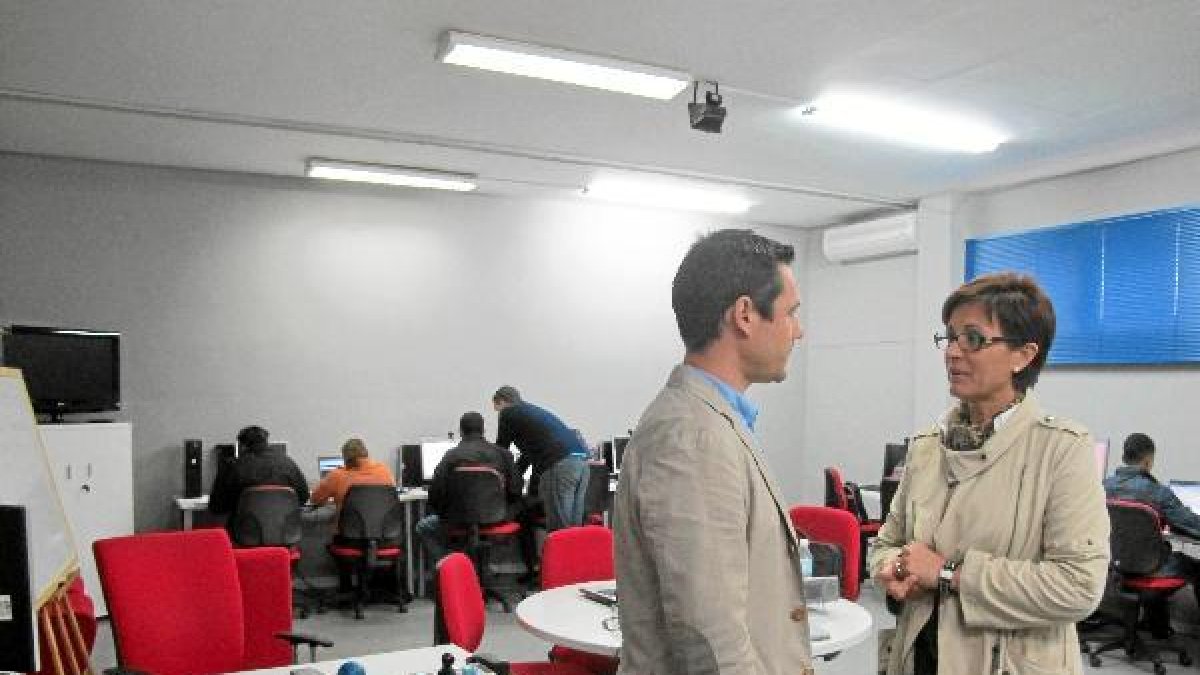 Adriana Valverde en el Guadalinfo de Huércal Overae;clip:rect(4