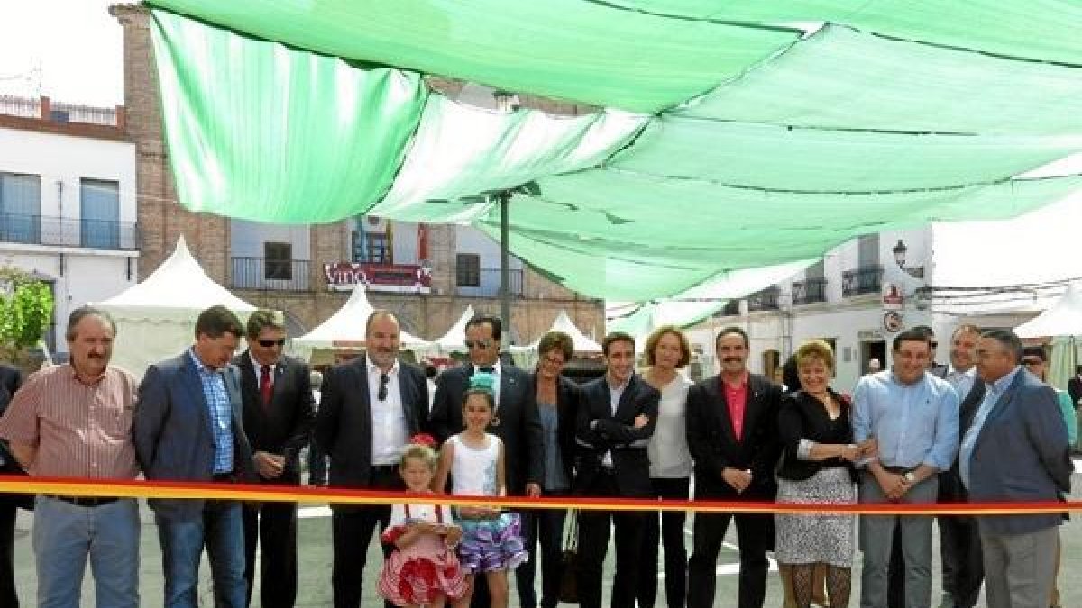 La feria del vino se inauguraba ayer con la presencia de delegados y diputados provinciales.