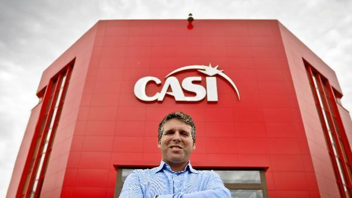 Andújar ante la sede central de la cooperativax