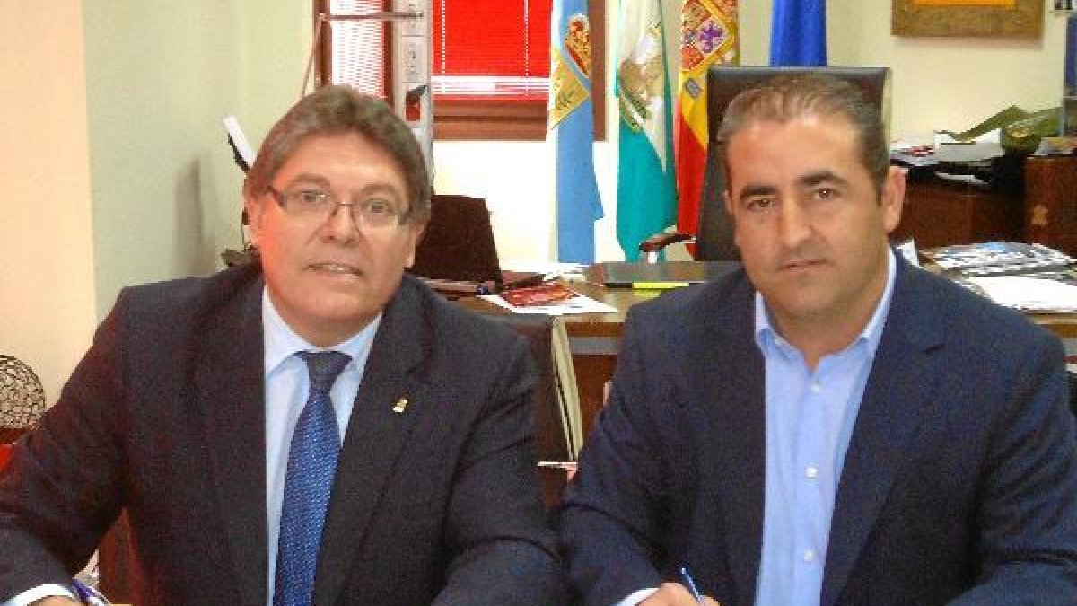 Firma del contrato con la empresa que lo gestionará. e;clip:rec