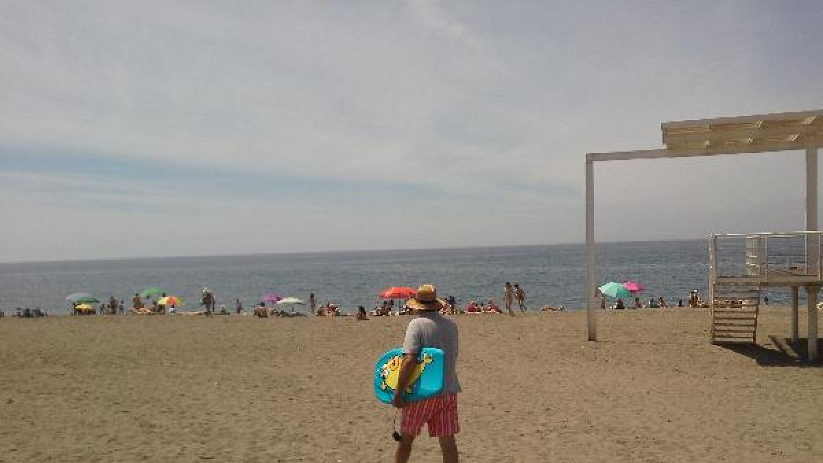 Imagen de una de las playas de la capital ayer a mediodía.e;cli