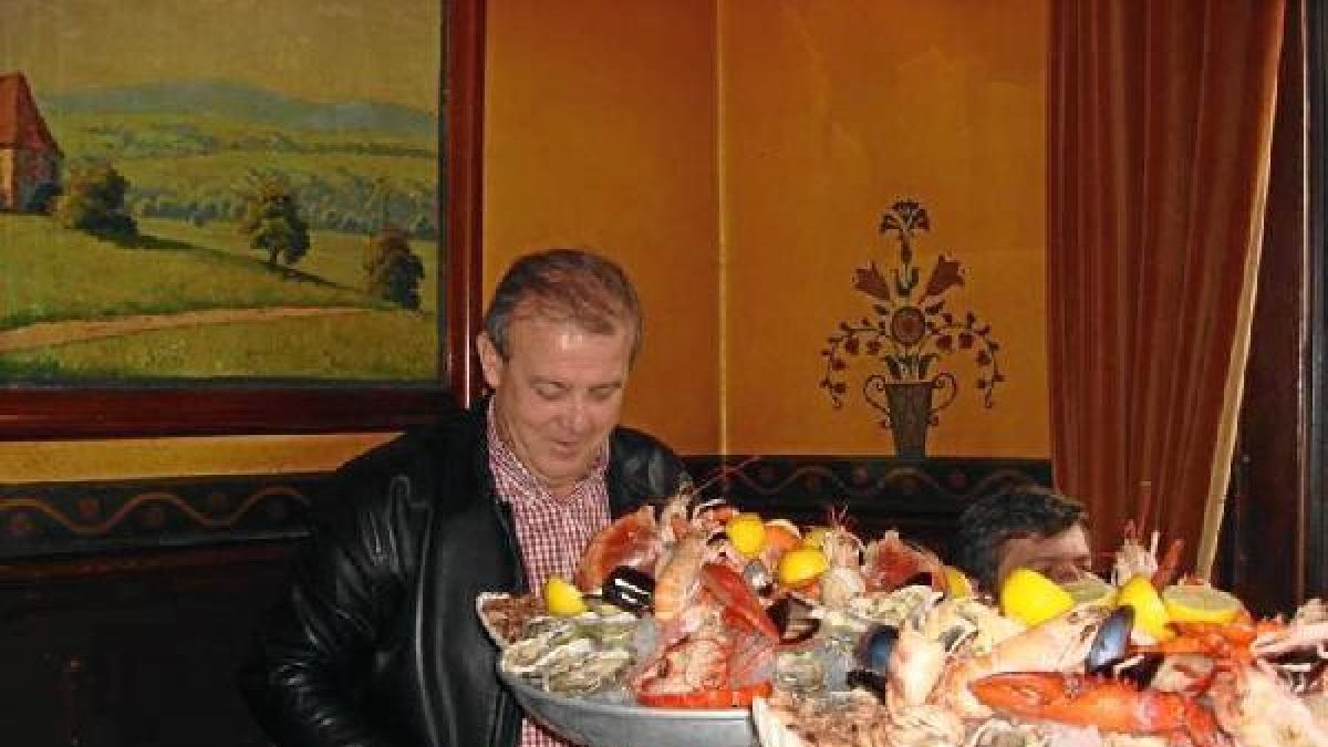 JUAN ENCISO durante la mariscada en Francia.x,