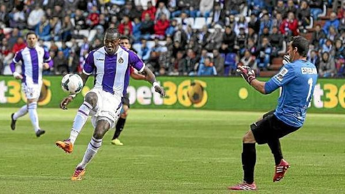 Manucho encara la meta de Esteban en un partido que fue vital para Valladolid y Almería.ty