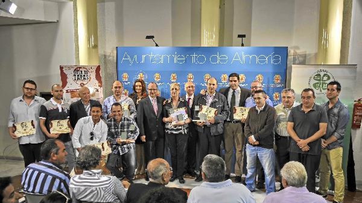 Premiados junto a autoridades, miembros del jurado y directivos de ASHAL (foto: Juan Lax).