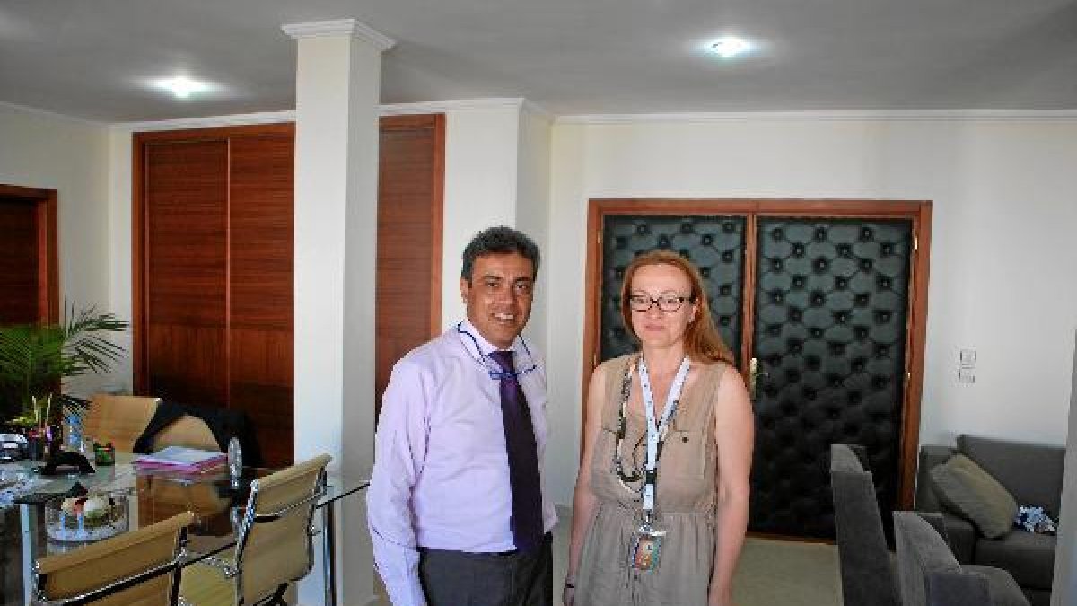 Antonia Sánchez con el comisario del SIAMx,auto