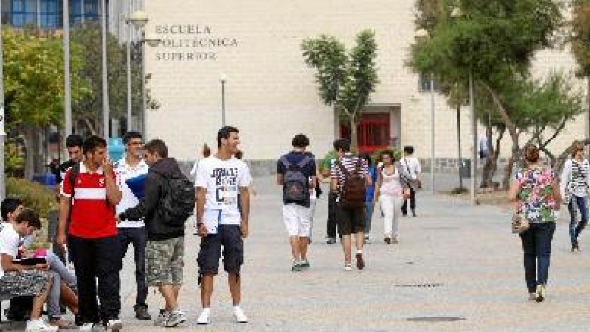 Jóvenes universitarioso,469px);}