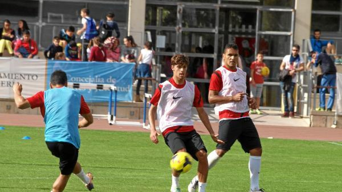 Marín en un entrenamiento con el primer equipo en el campo Anexotyle>.apqj{position:absolu