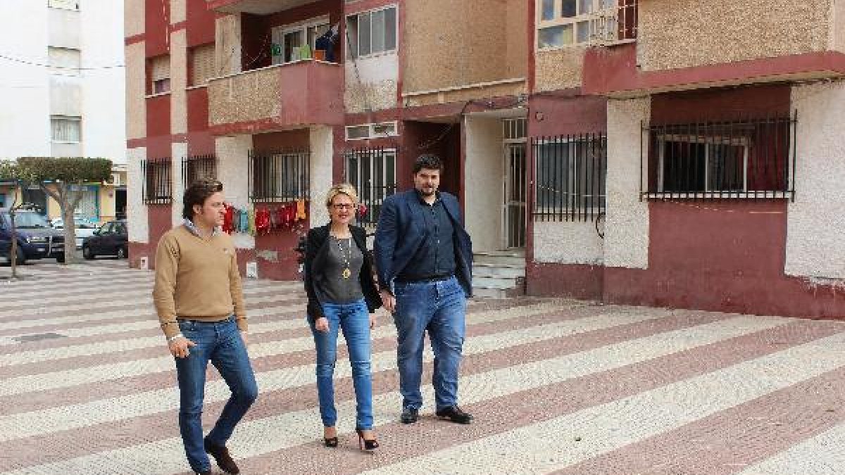 La teniente alcalde, Eloísa Cabrera, recorrió el barrio hace unas semanas.tyle>.apqj{posit