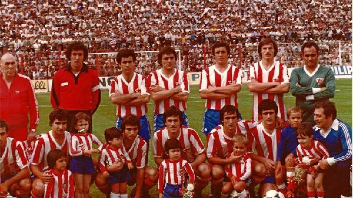 Miren la grada de Fondo Norte del Estadio Franco Navarro con los aficionados en pie.tyle>.