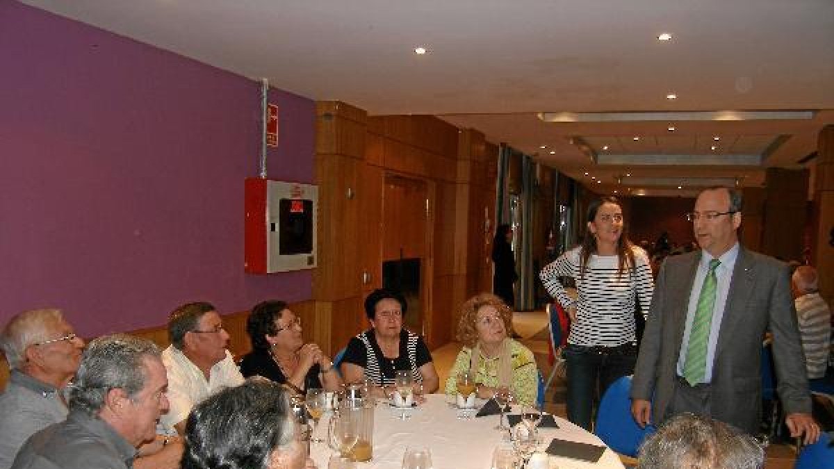 El alcalde, Luis Rogelio Rodríguez-Comendador y la concejala de Asuntos Sociales visitan una de las