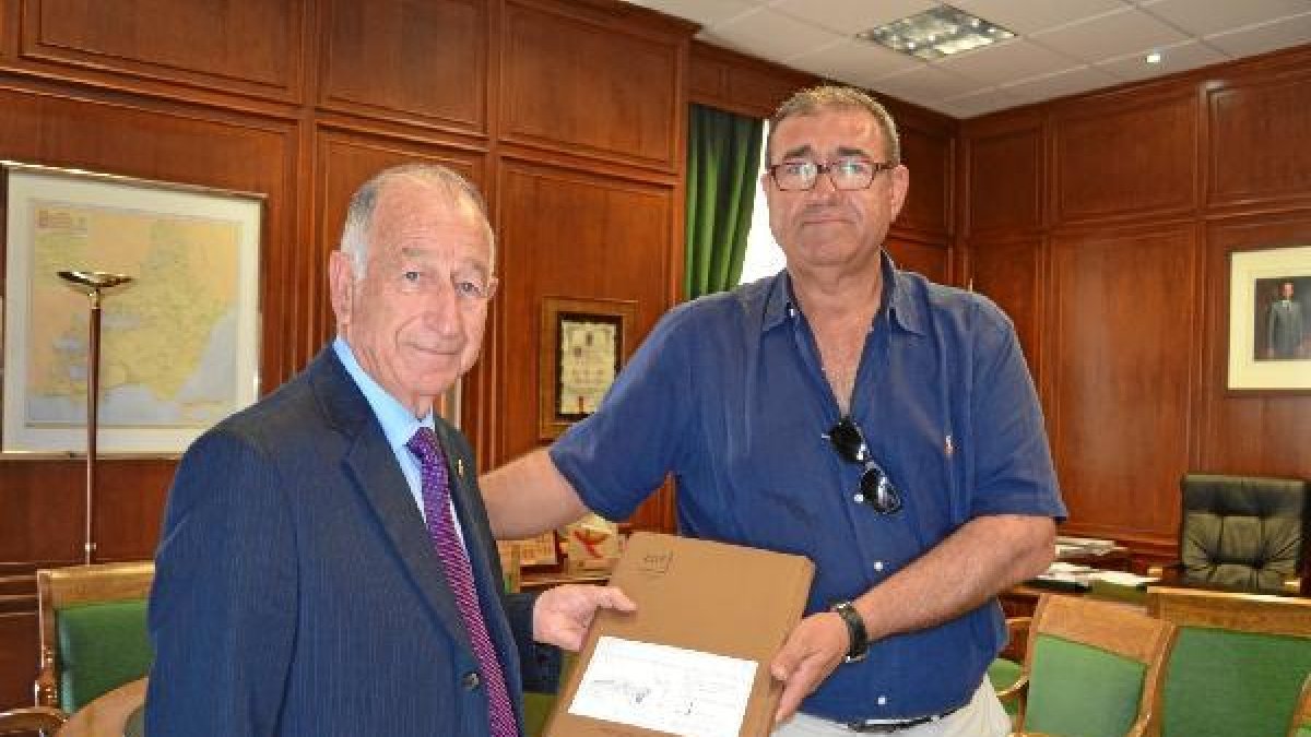 Gabriel Amat entrega el proyecto a Arturo Grima.e;clip:rect(469