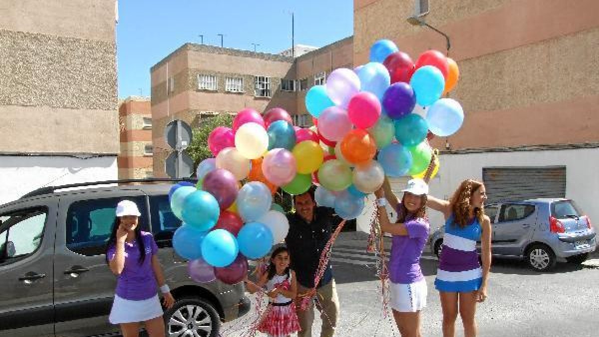 La pequeña Victoria Miras Bueso, junto a sus padres y tras cortar la cinta, lanzó al cielo globos.</