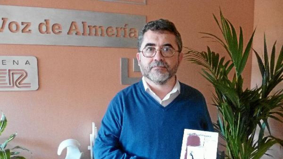 Francisco Cañabate,  con su novela, en LA VOZ.x