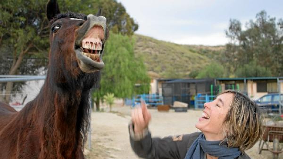 La experta Susana Salamanca y uno de los caballos participantes en el cursotyle>.apqj{posi