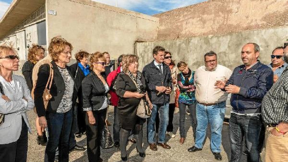 Clara Aguilera, junto a dirigentes del PSOE provincial y local, en su visita al Puerto.tyl