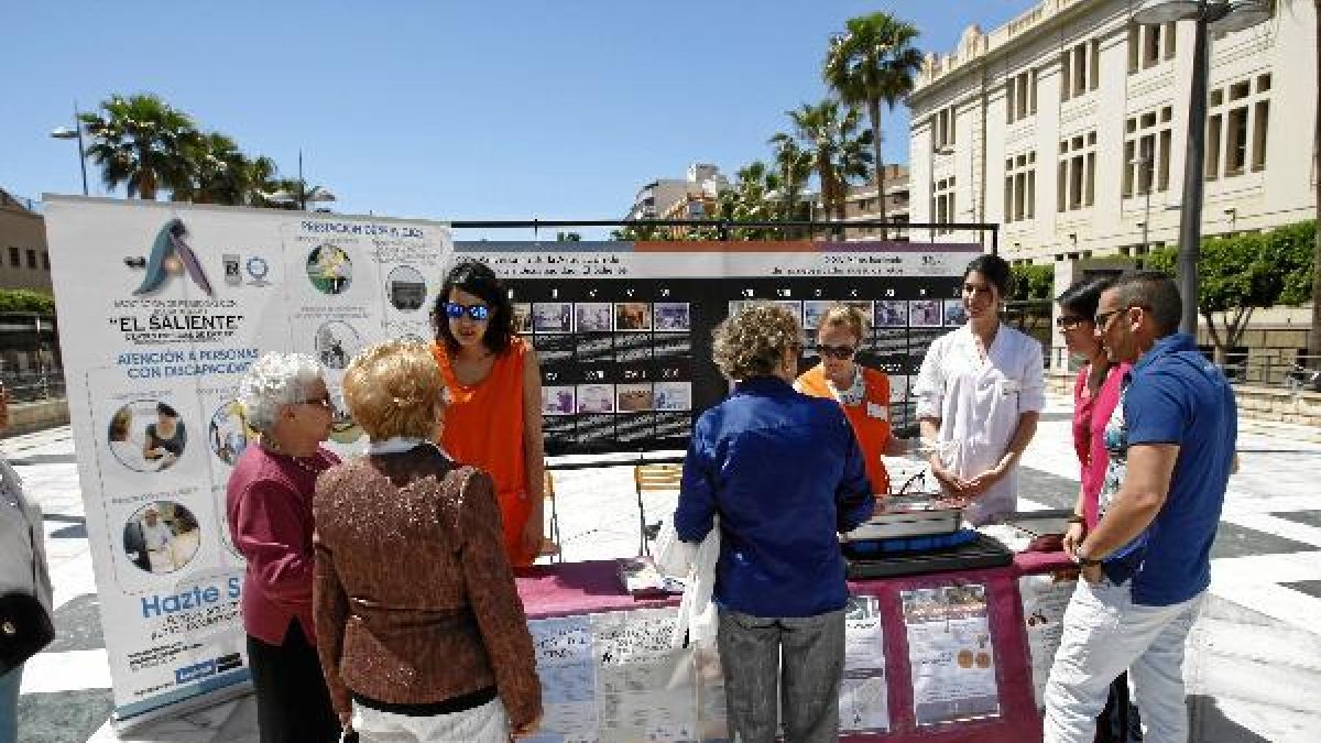Ciudadanas reciben información en el stand. x,a