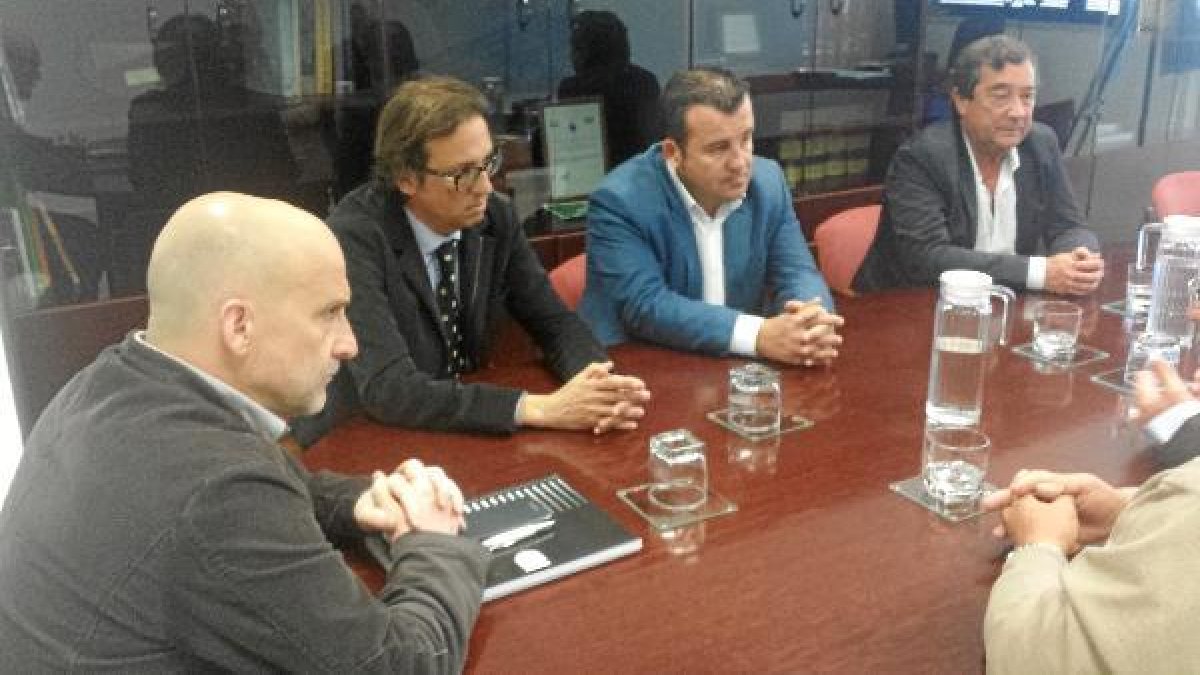 Parte  de los integrantes de la reunión en Sevilla, con el alcalde en el centro.  tyle>.ap