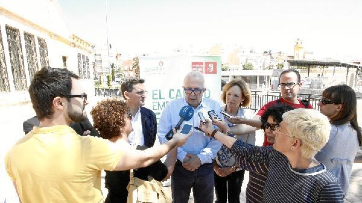 El consejero ante el varadero del puerto, hoy.x