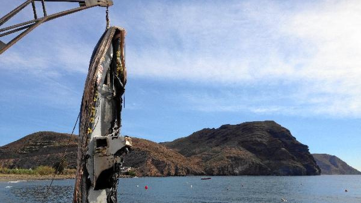 Una grúa saca del agua una de las embarcaciones.e;clip:rect(469