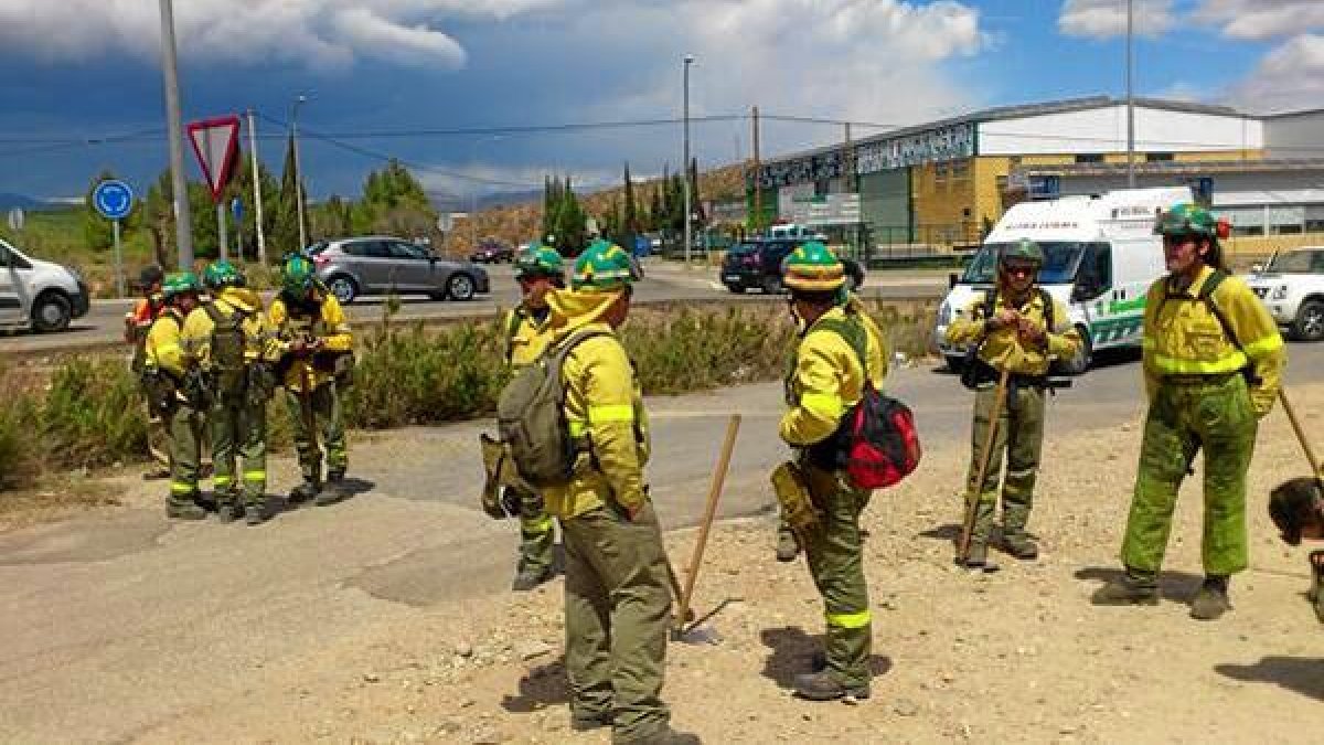 Efectivos del Infoca en el incendio de Lucainena.e;clip:rect(46