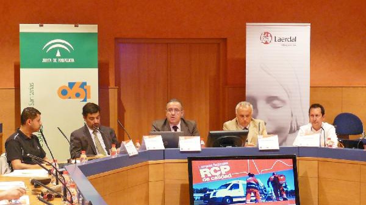 Sanitarios del 061 participantes en el taller sobre masaje cardiaco.tyle>.apqj{position:ab