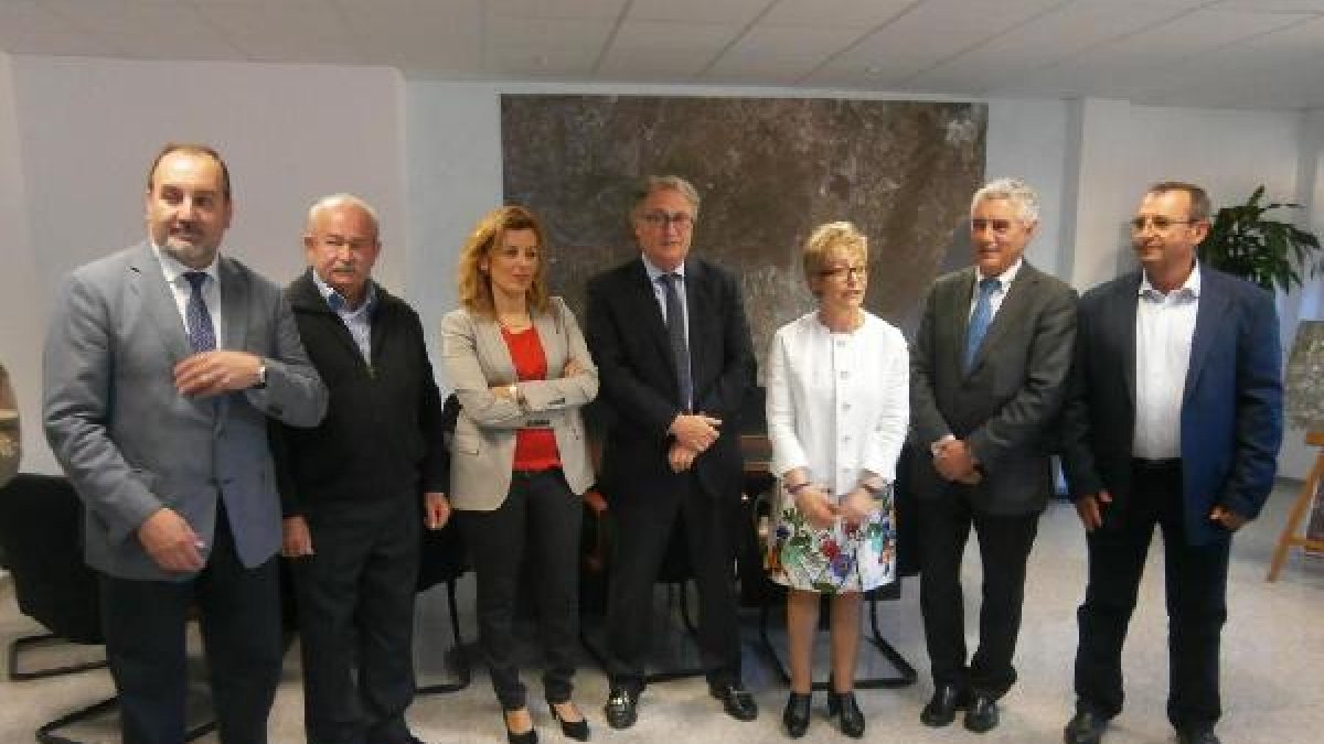 Elena Víboras (tercera por la derecha) en el ‘Sindicato de Riegos de Cuevas del Almanzora’ con respo