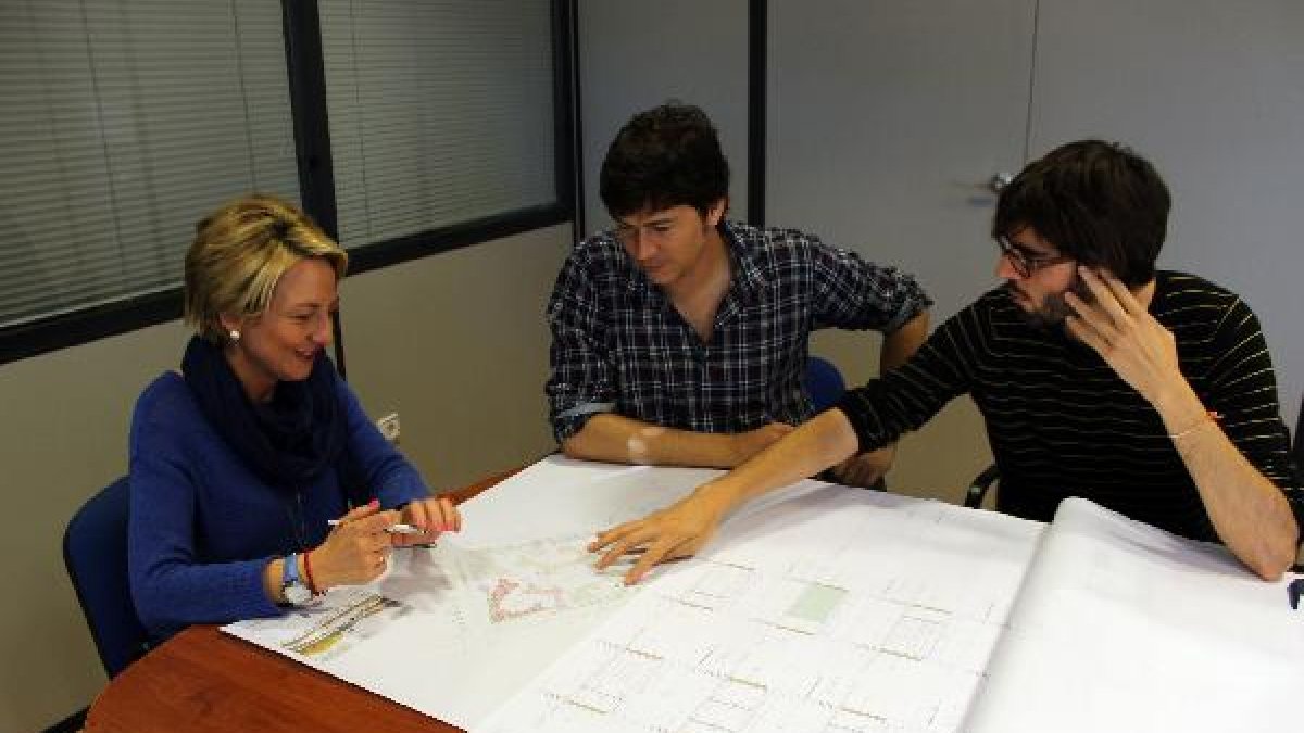 Reunión de la teniente alcalde con los arquitectos.e;clip:rect(