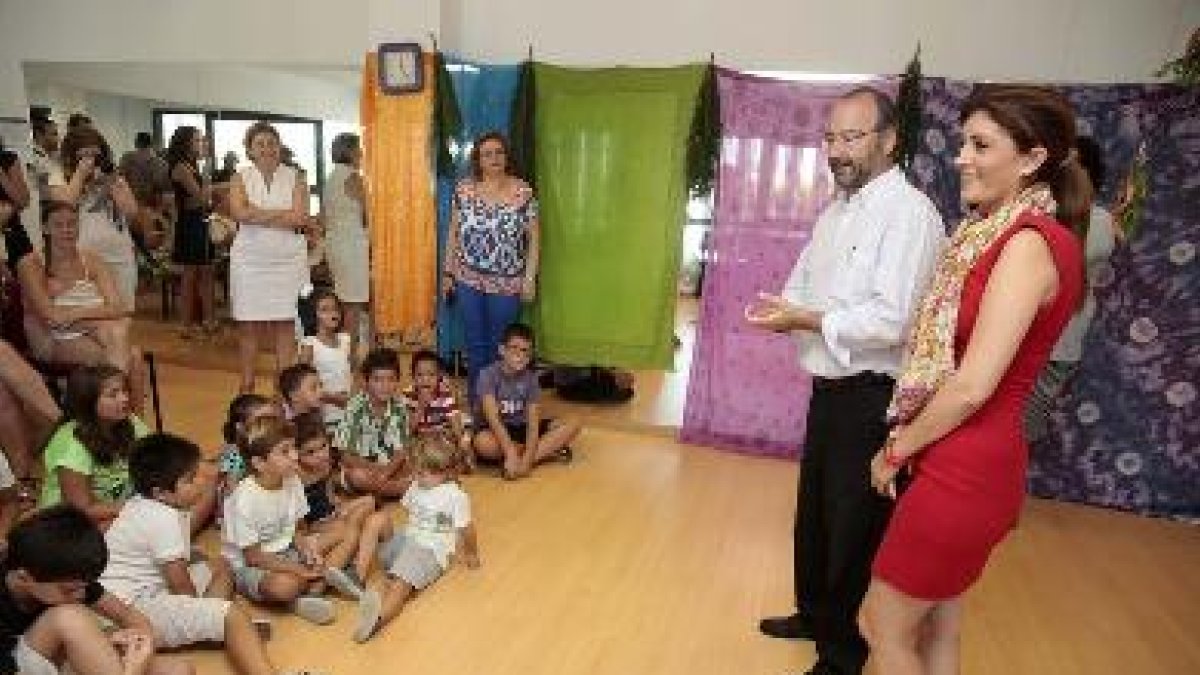 El alcalde, Luis Rogelio Rodríguez-Comendador, y la concejal Carolina Lafita, visitan una escuela de