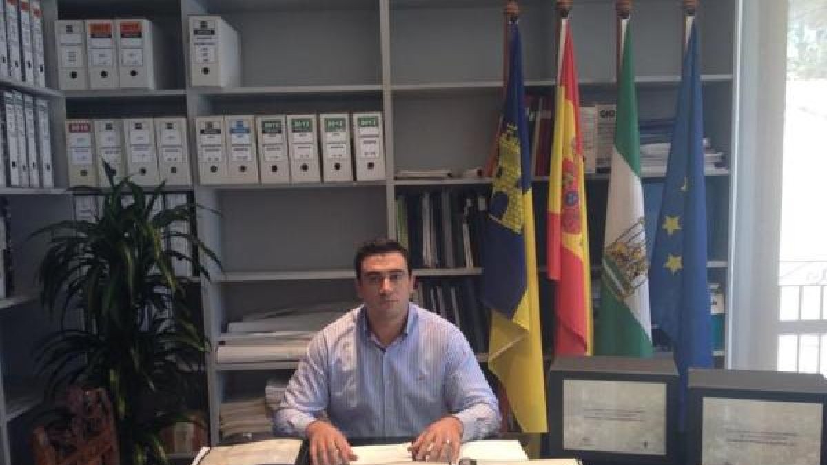 El alcalde de Zurgena, Luis Díaz, con los documentos del PGOU municipal.tyle>.apqj{positi