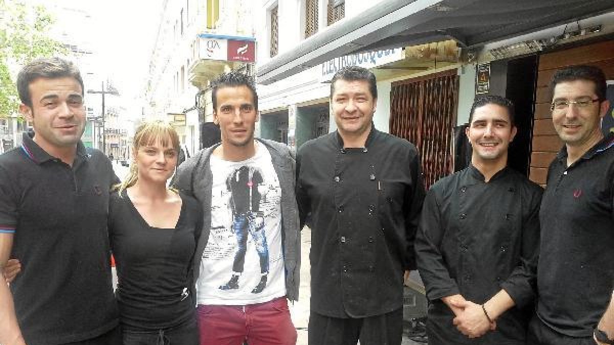 Óscar Díaz en Tentempié con todo el equipo... de camareros.e;cl