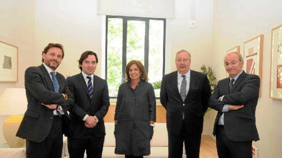 Los dirigentes vallecanos con la alcaldesa de Madrid, Ana Botella.tyle>.apqj{position:abso