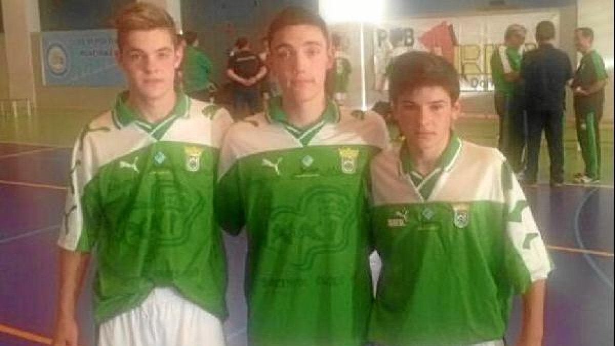 Pablo, Fernando y Francisco posan con la camiseta de Andalucía.