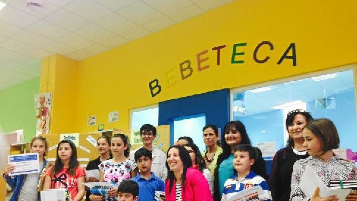 Autoridades y niños premiados en la Villaespesa. e;clip:rect(46