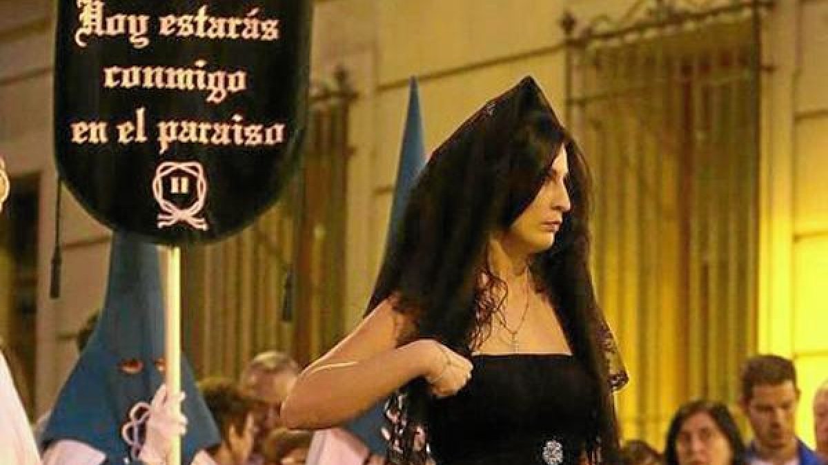 Momento en el que la abderitana cantó la saeta el Jueves Santo en Logroño.tyle>.apqj{posit