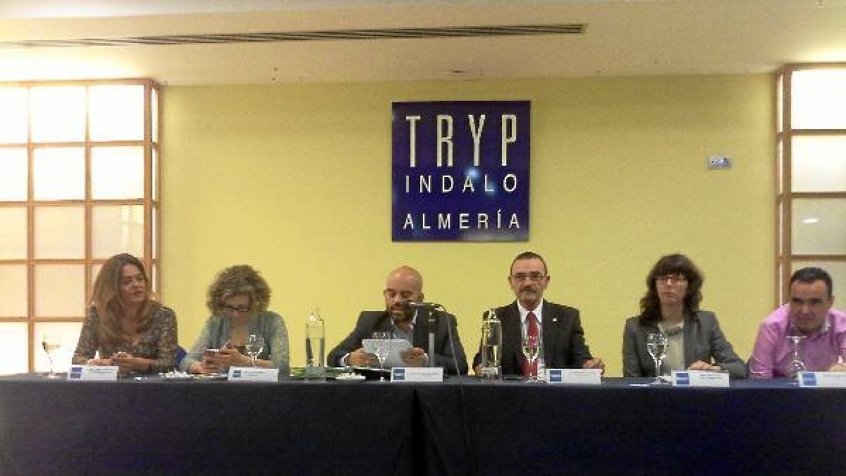 Mesa central de la asamblea con el el presidente de la FAAM, Valentín Sola, en el centro.t