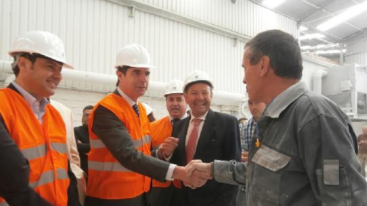 El ministro saluda a un trabajador acompañado por Juan Manuel Moreno (izquierda).tyle>.apq