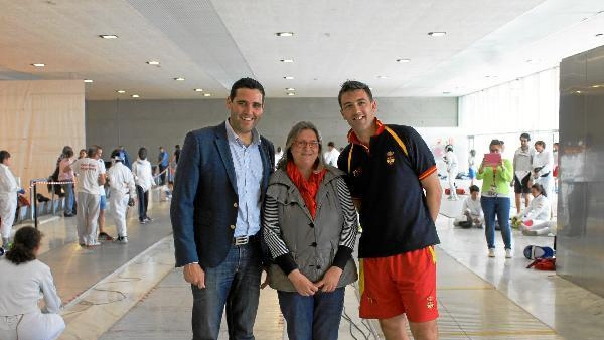 Alonso, la presidenta Astrid Ferrando, y ‘Pirri’.e;clip:rect(46