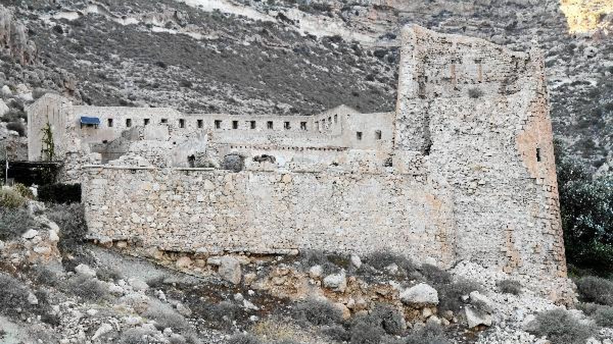 El Castillo se encuentra en un lamentable estado de conservación.tyle>.apqj{position:absol