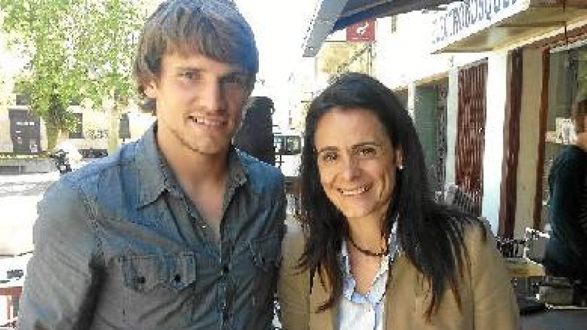 Con Mª del Mar García, presidenta de la Federación Andaluza de Pádeltyle>.apqj{position:ab