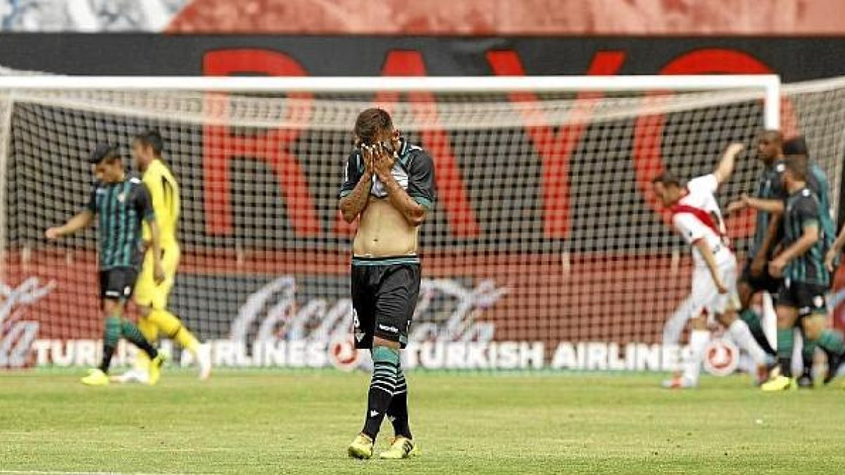 En Vallecas el Real Betis casi certificó el descenso a Segunda División.tyle>.apqj{positio