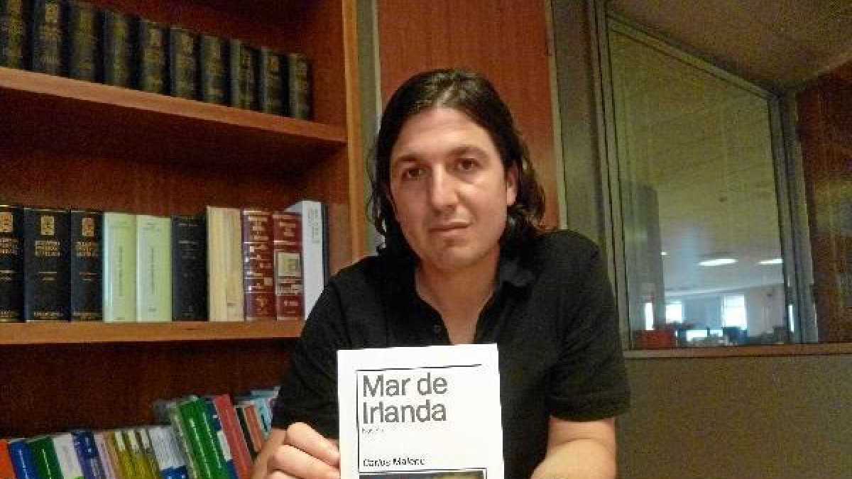 Carlos Maleno, en la redacción de LA VOZ con su primera novela, ‘Mar de Irlanda’.tyle>.apq
