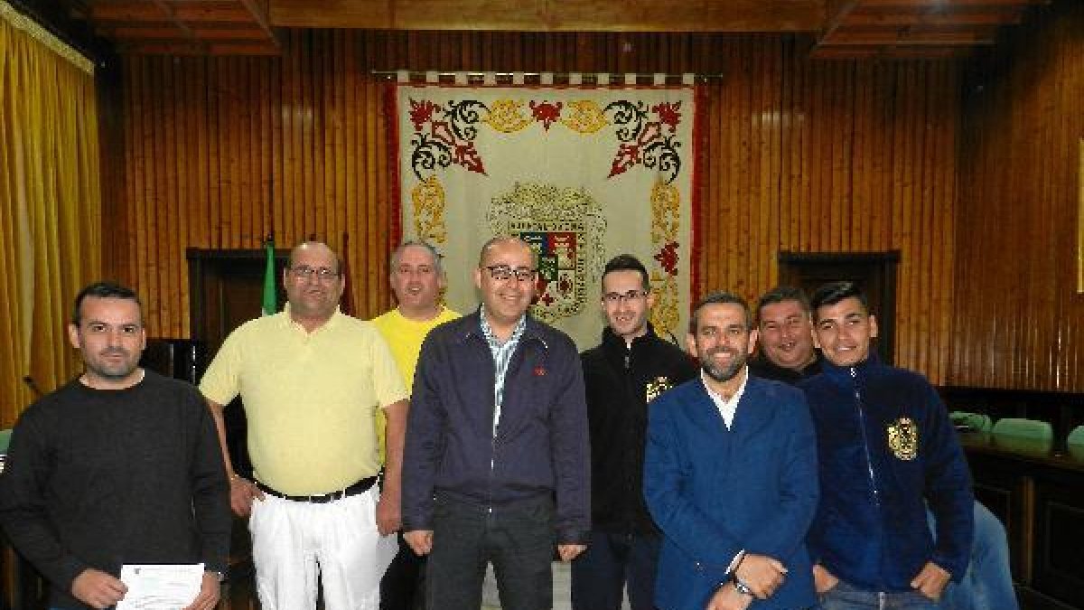 Alcalde y concejal con representantes de las bandas.e;clip:rect