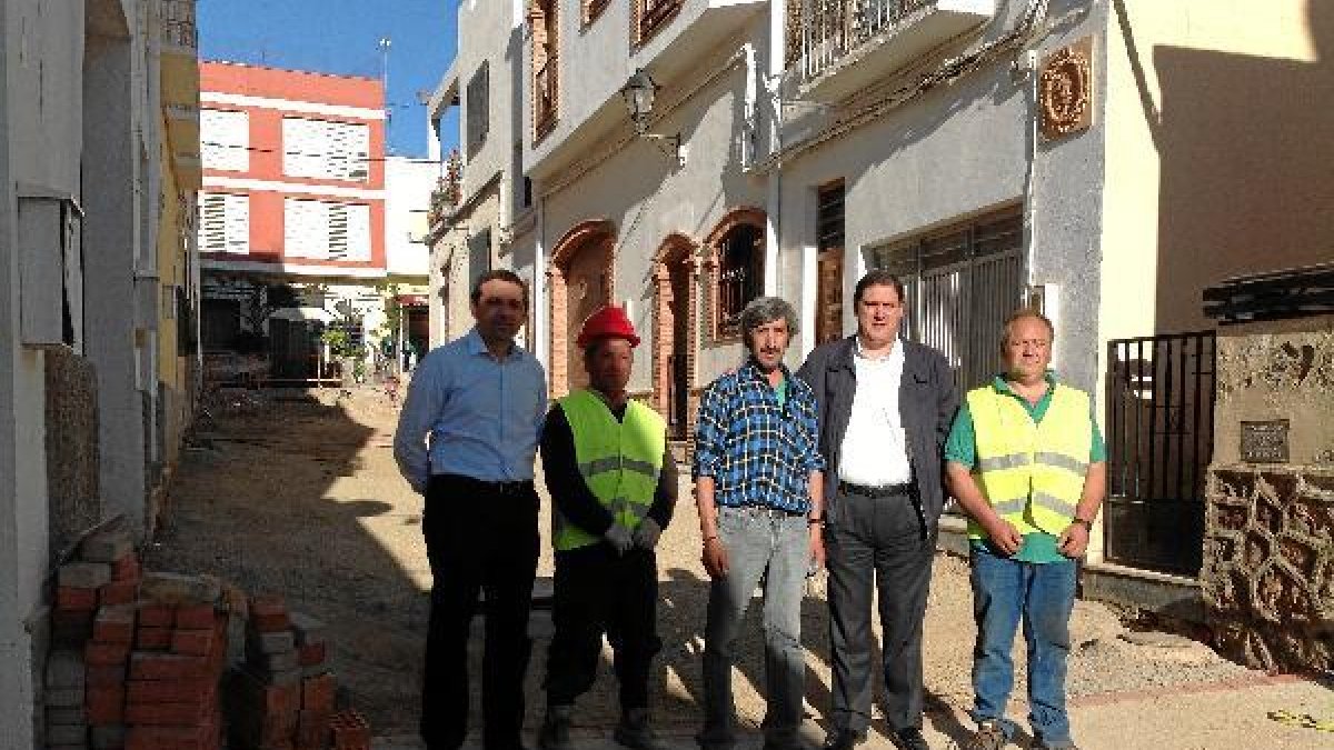 Casquet y Alonso durante la visita a las obras que se realizan dentro del PFEA.tyle>.apqj{