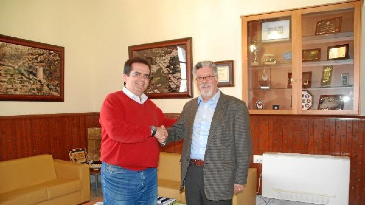 El alclade saluda a Manuel García Velarde en el Ayuntamiento.e