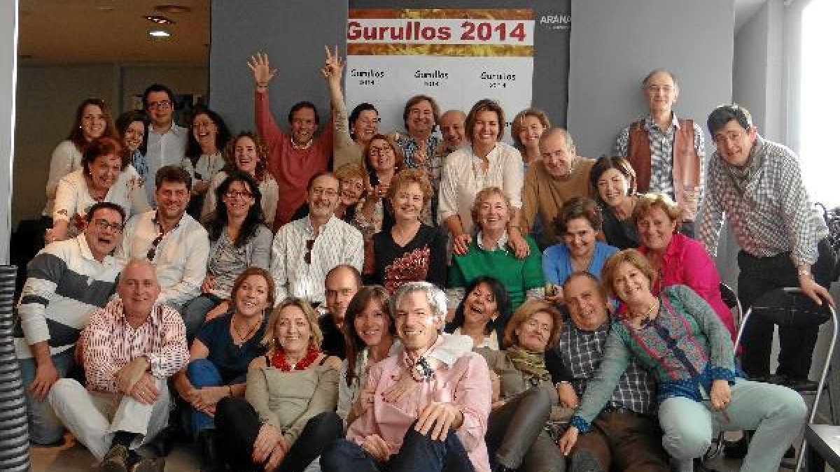 Los participantes en la jornada gastronómica posaron en la tradicional foto de familia.tyl