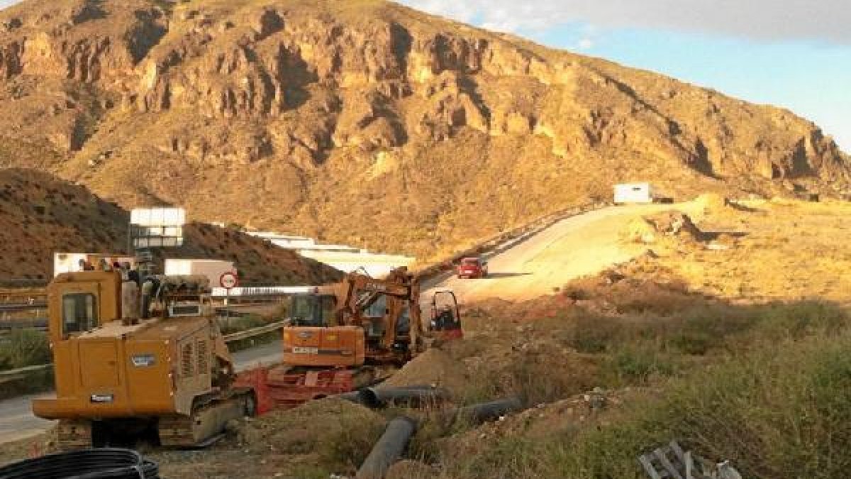 Maquinaria en los tramos de la nueva tubería.x,