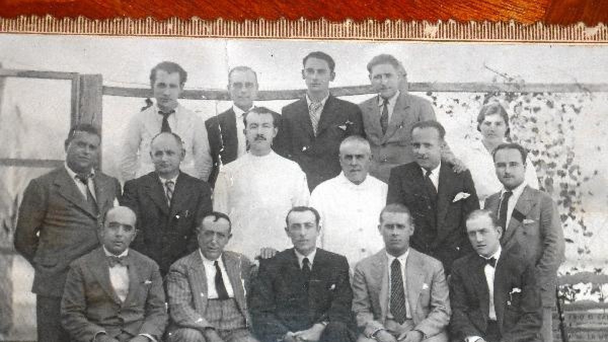 Un grupo de médicos que ejercieron en el periodo de guerras en Almería.tyle>.apqj{position