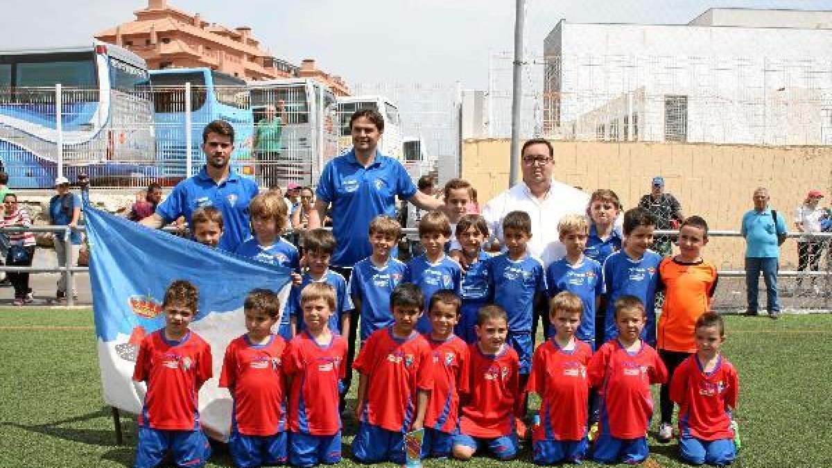 El concejal Rubí posa con las estrellas roqueteras del mañana.e