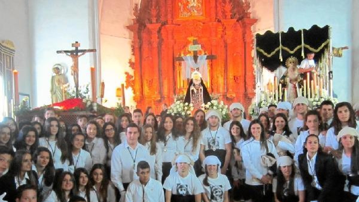 Las cuadrillas de los tres pasos de la Hermandad Infantil y Juvenil de la Virgen de los Perdones.