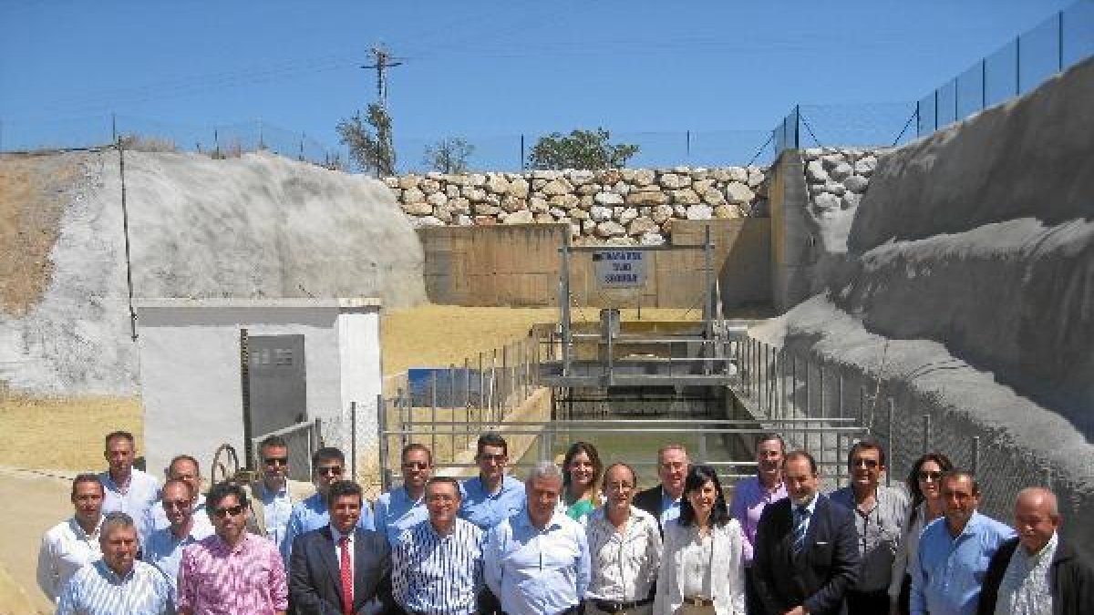 Belén Gualda con regantes y representantes de empresas constructoras.tyle>.apqj{position:a